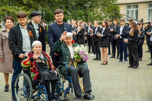 yab2 Торжественное шествие по случаю Дня Победы. Ветераны Великой Отечественной войны возглавляют колонну. 9 мая 2024
