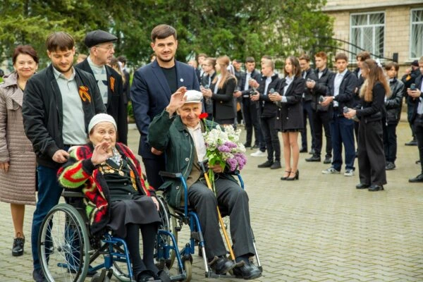 Торжественное шествие по случаю Дня Победы. Ветераны Великой Отечественной войны возглавляют колонну. 9 мая 2024